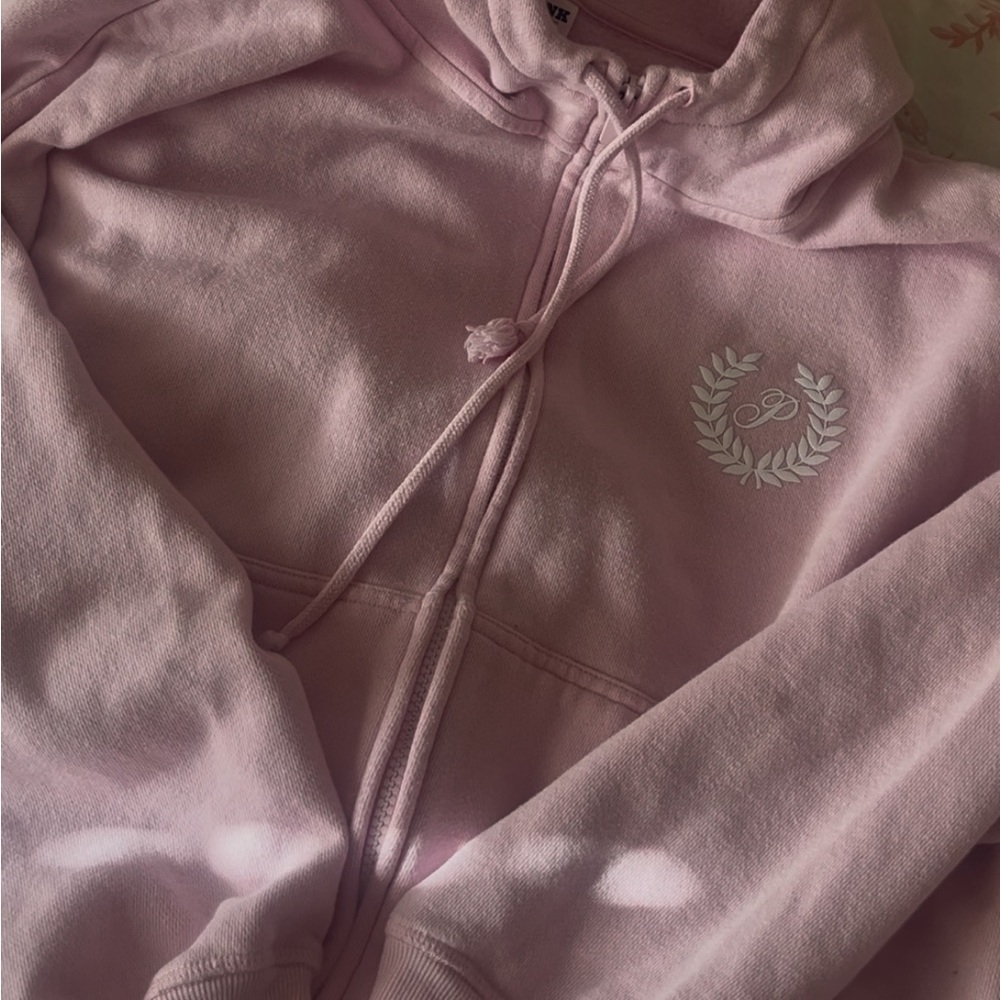 victoria’s secret pink sweatshirt!!